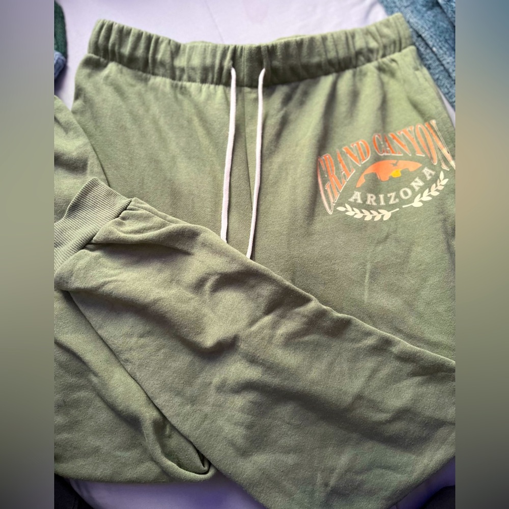 womens Zoe + Liv olive green sweatpants size large